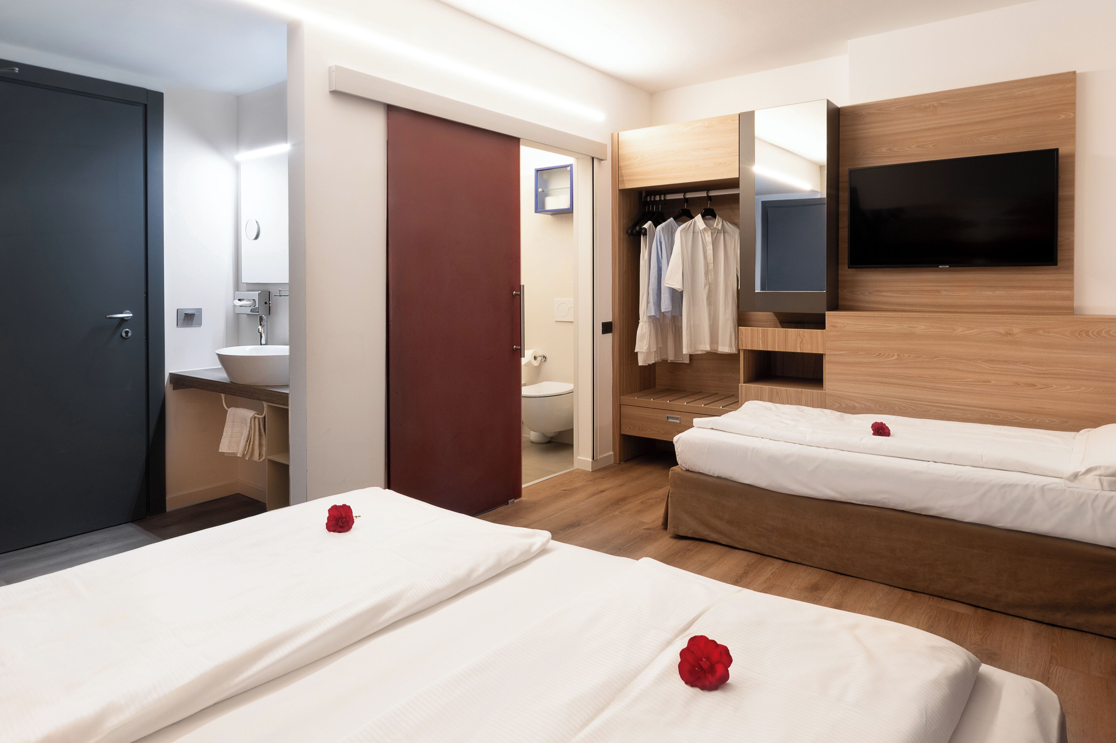 三人房 | 迷你吧、办公桌、笔记本电脑工作区、遮光窗帘