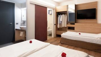 Dreibettzimmer | Minibar, Schreibtisch, laptopgeeigneter Arbeitsplatz