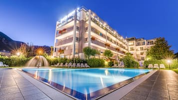 Outdoor pool, pool loungers