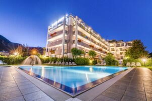 Una piscina al aire libre, tumbonas