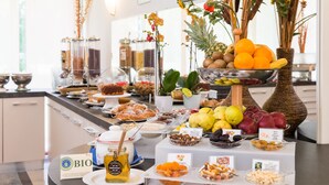 Een buffet met diverse etenswaren en een pot honing met de aanduiding 'BIO'.