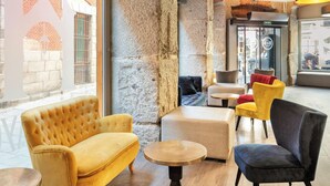 A modern interior with a yellow sofa, a dark armchair, and a round table. - B&B Hotel Madrid Centro Plaza Mayor (Madrid)