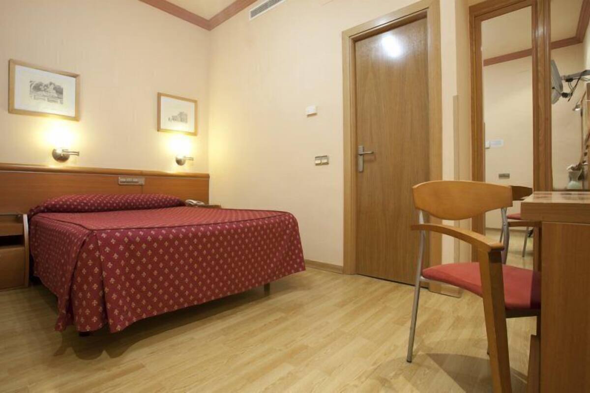 Standard Double Room, 1 Double Bed, Non Smoking | In-room safe, iron/ironing board (on request), WiFi (free)