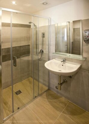 Shower, free toiletries, hair dryer, towels - Andy & Lu (Rome)