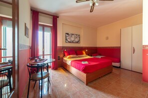 In-room safe, desk, blackout drapes, soundproofing - Aurora Rooms (Lecce)