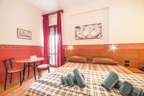Habitació triple | Caixa forta a l'habitació, escriptori i cortines opaques 