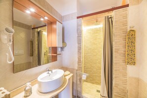 Double Room | Bathroom | Shower, free toiletries, hair dryer, bidet - Aurora Rooms (Lecce)