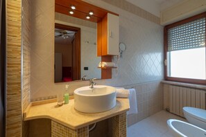 Dusche, kostenlose Toilettenartikel, Haartrockner, Bidet
