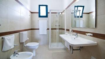Appartamento per 2 persone Camelia Bianca | Bagno | Doccia, soffione a pioggia, asciugacapelli, bidet