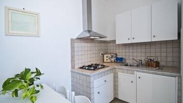 ثلاجة، ميكروويف (عند الطلب)، موقد طهي مسطح، ماكينة لصنع القهوة/الشاي