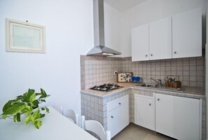 Refrigerador, microondas, parrilla de estufa y cafetera y tetera 