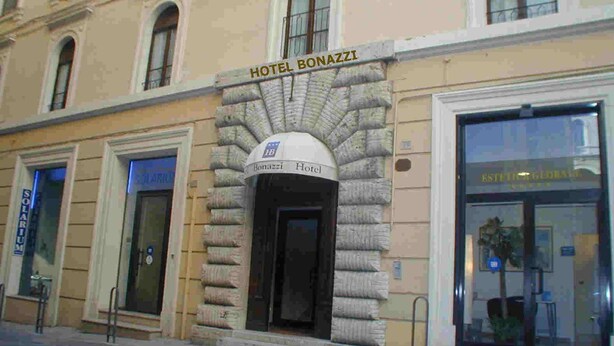 A building with a sign reading "HOTEL BONAZZI." - Hotel Bonazzi (Perugia)