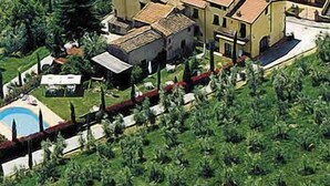 A large, multi-story house with a swimming pool and a well-maintained garden. - Il Piastrino (Vinci)