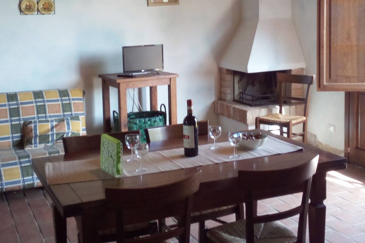 Casa de campo, 2 habitaciones (La Casina) | Área de sala de estar | Televisión y chimenea