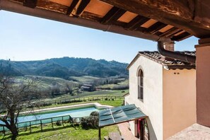 Piscina all'aperto, ombrelloni da piscina, lettini