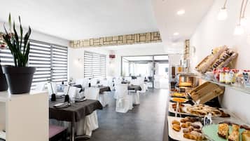 Desayuno buffet diario (EUR 15 por persona)