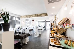 Se ofrece un desayuno bufé (15 EUR por persona)