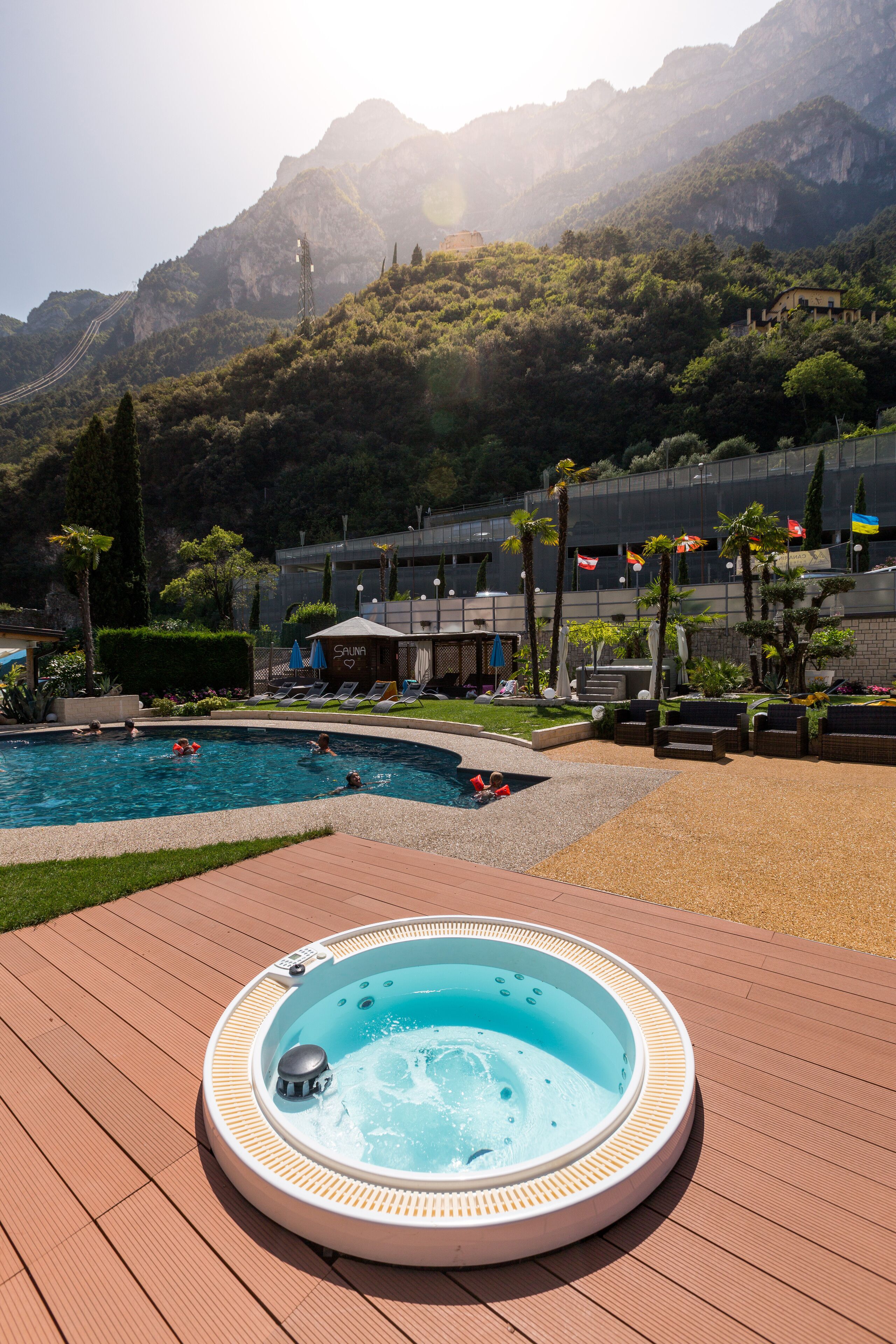 Een seizoensgebonden buitenzwembad en parasols bij het zwembad