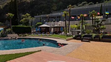 Piscina a l'aire lliure de temporada (horari: 09:00-18:00) i para-sols