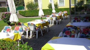 Serveert lunch en diner