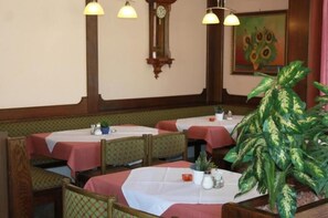 Déjeuner et dîner servis sur place