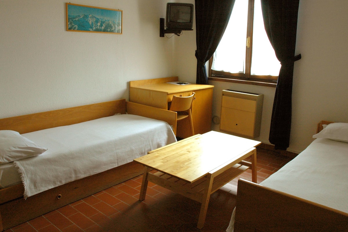 Hypo-allergenic bedding, in-room safe, desk, soundproofing