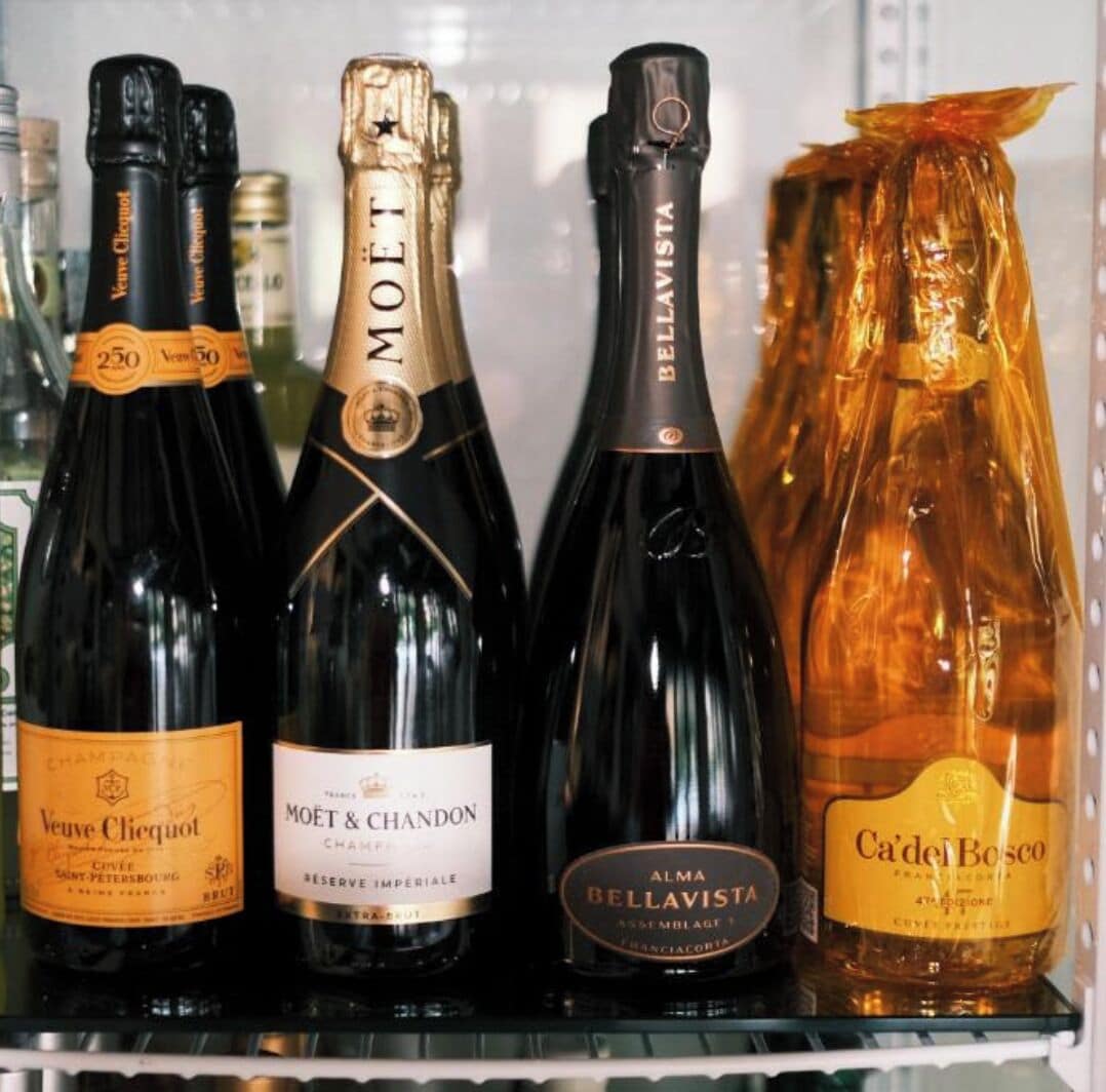 Een keuze aan champagneflessen in een gekoelde vitrine.