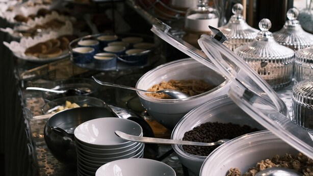 A buffet with various food items and utensils. - Hotel Sonenga (Menaggio)