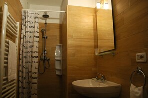 Traditional Double Room, Balcony, Mezzanine | Bathroom | Shower, free toiletries, hair dryer, bidet - Hotel Sonenga (Menaggio)