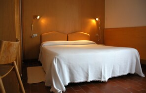 Hypo-allergenic bedding, in-room safe, desk, soundproofing