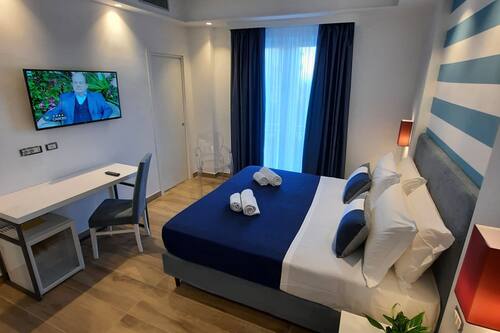 Quarto casal superior, sacada | Frigobar, cofres nos quartos, escrivaninha, quartos à prova de som