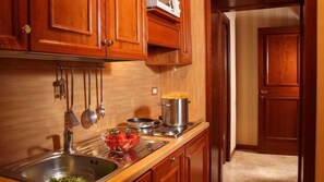 Kühlschrank, Herdplatte, Kochgeschirr/Geschirr/Besteck