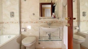 Combined shower/tub, hair dryer, bidet - Piave & Flavia Apartments (Rome)