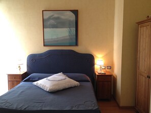 In-room safe, individually furnished, desk, soundproofing - Bonapace Porta Nolana B&B (Naples)