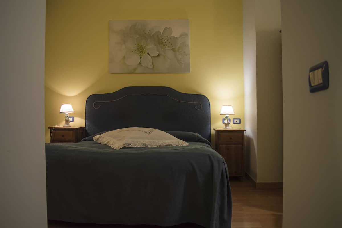 Caja de seguridad en la habitación, muebles diferentes y escritorio