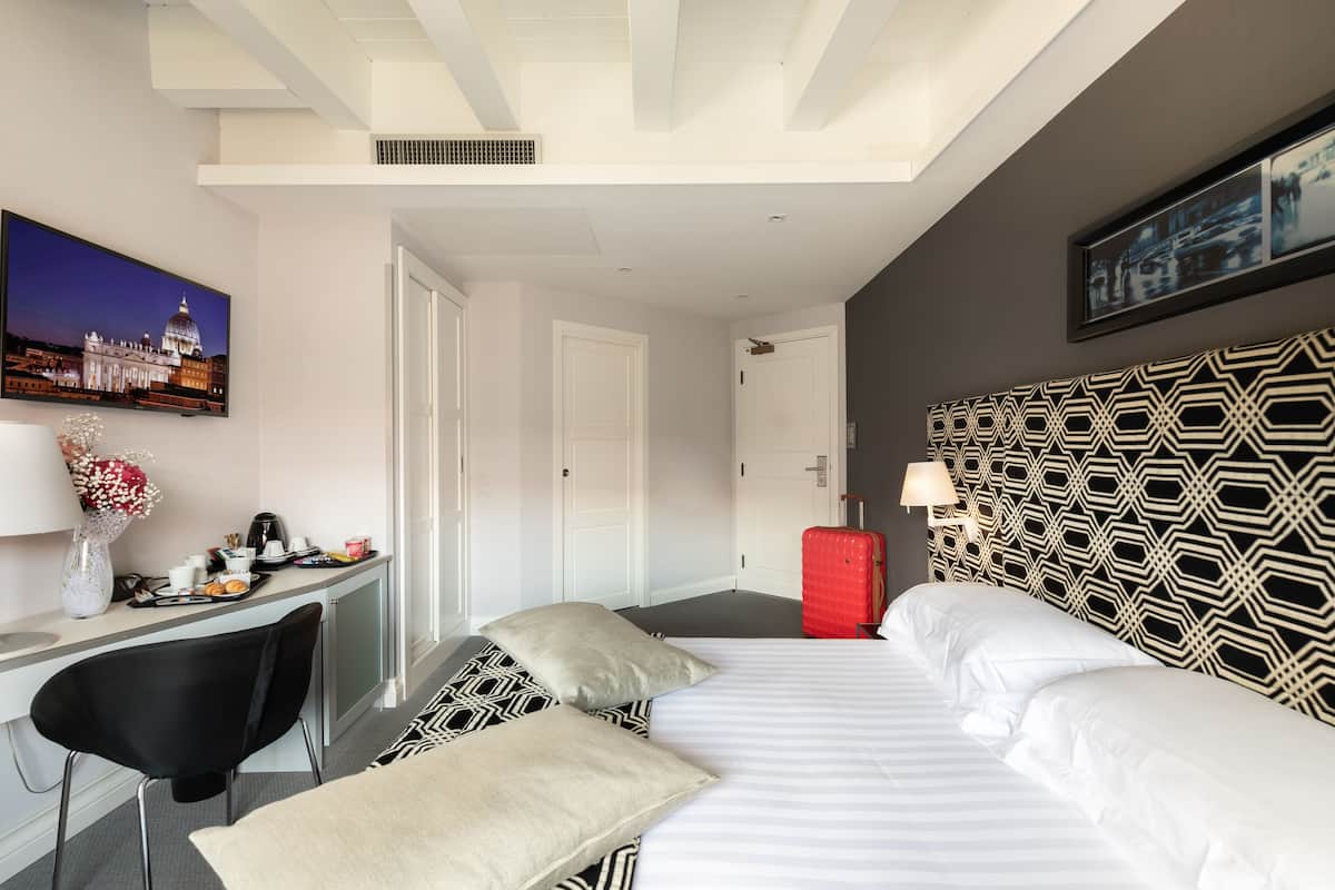 Habitación superior con 1 cama matrimonial o 2 individuales, vista a la ciudad | Sábanas italianas Frette, ropa de cama de alta calidad y edredón