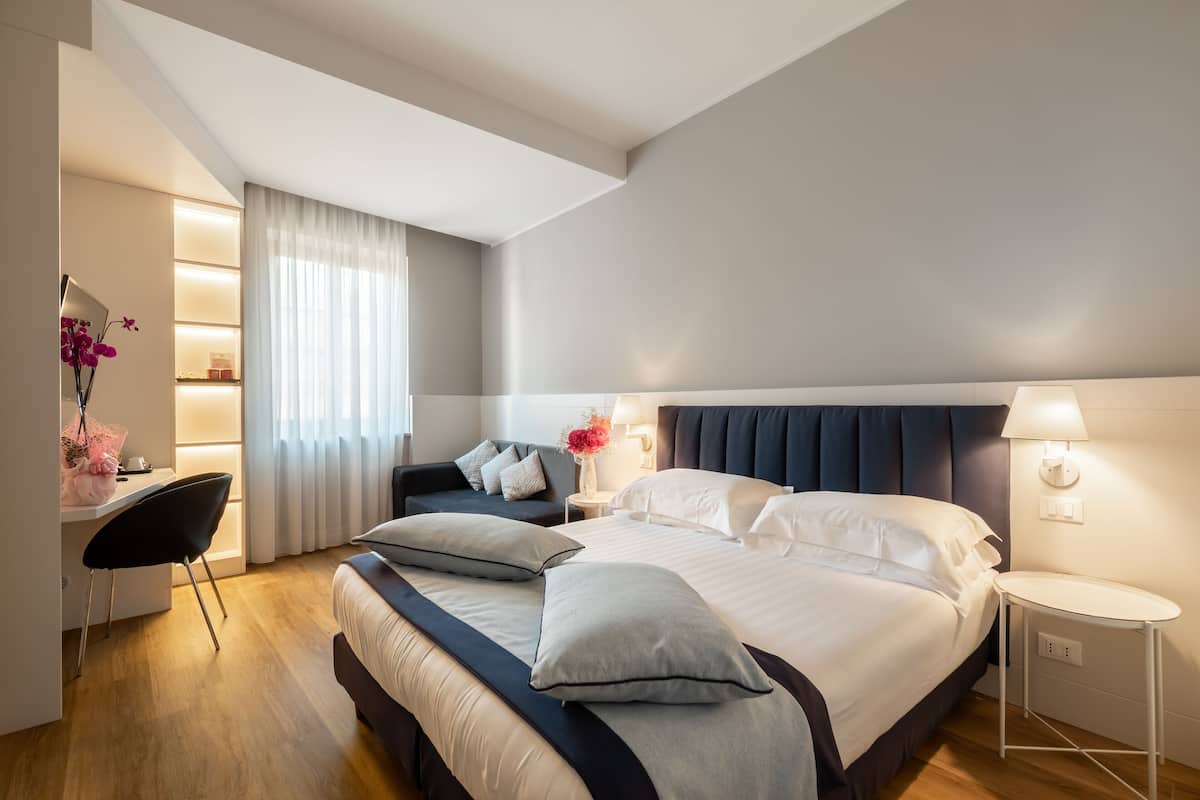 Habitación triple | Sábanas italianas Frette, ropa de cama de alta calidad y edredón