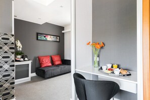 Triple Room | Frette Italian sheets, premium bedding, down comforters, minibar - Hotel La Rovere (Rome)