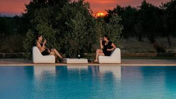 季節性室外泳池;躺椅