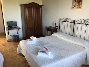 Triple Room | Egyptian cotton sheets, premium bedding, in-room safe, desk