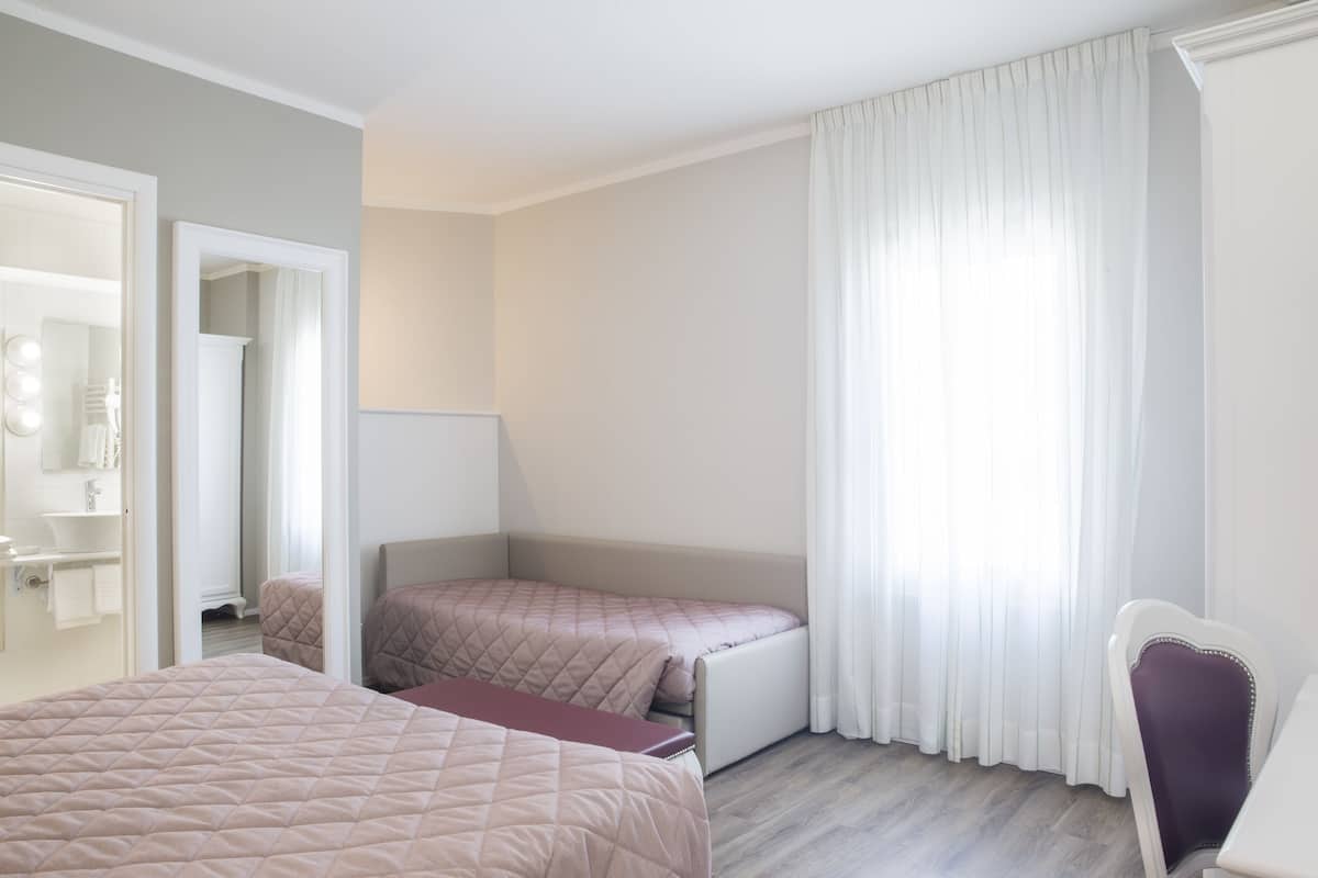Triple Room | In-room safe, desk, free WiFi