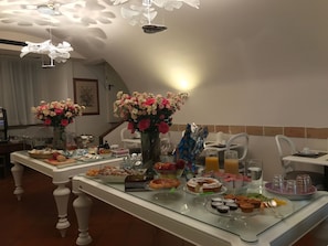 Desayuno bufé gratuito y diario