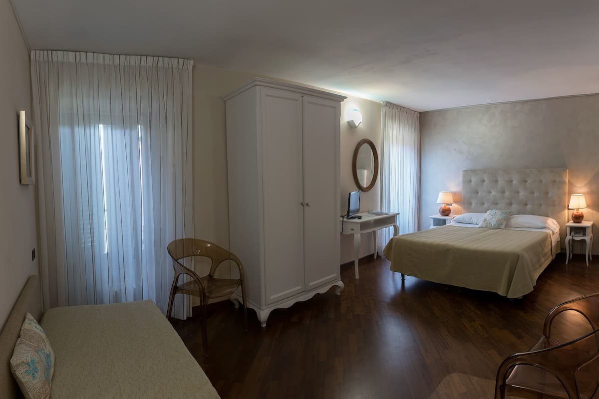 Quadruple Room | In-room safe, desk, free WiFi