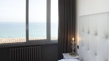 Kahden hengen huone, järvinäköala | Tallelokero huoneessa, työpöytä, ilmainen Wi-Fi