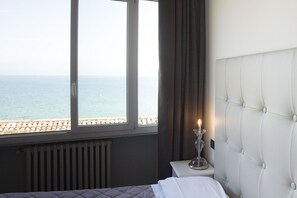 Tweepersoonskamer, uitzicht op meer | Een kluis op de kamer, een bureau, gratis wifi