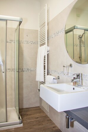 Shower, free toiletries, hair dryer, bidet - Hotel Ca' Serena (Sirmione)