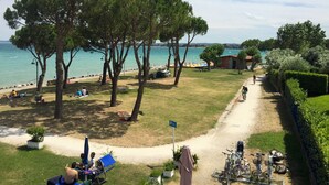 På stranden, solsenger, parasoller og sandvolleyball