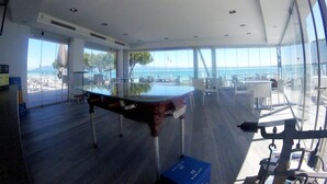 Lobby-lounge