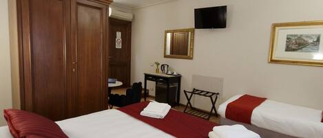 三人房 | 高級寢具、房內夾萬、書桌、遮光窗簾/窗簾