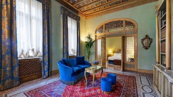 Roupas de cama premium, cofres nos quartos, individualmente decorados